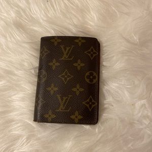 LV short ID wallet.